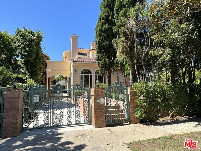 Building Photo - 623 Palisades Ave