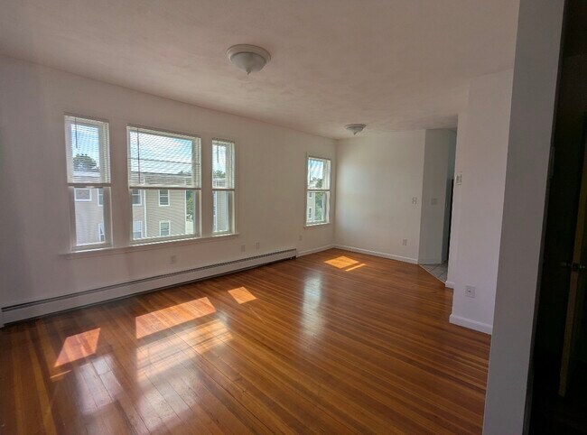 Photo - 8 Pearl St Unit 4 Bed June 2027