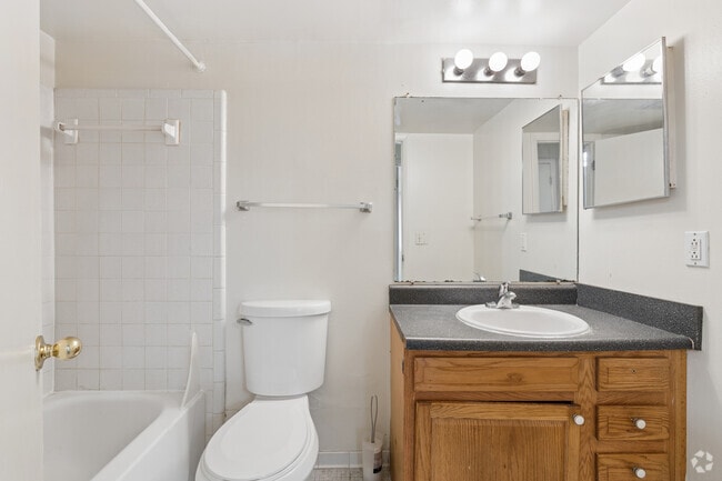 2BR, 1BA - 920SF - Bathroom - Woodcreek Apartments