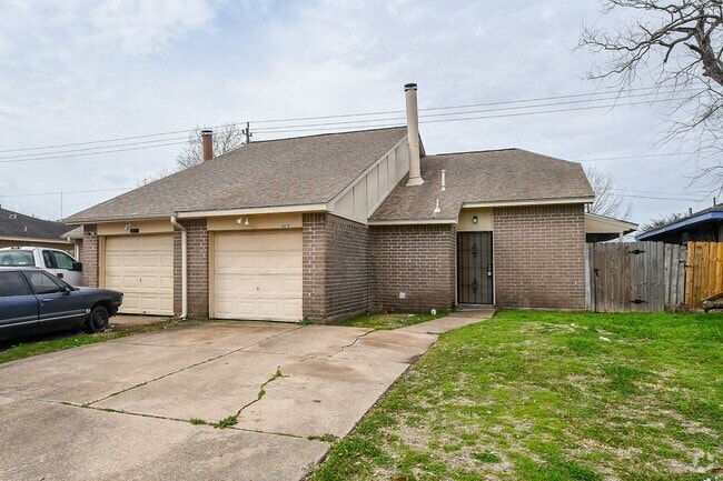 Building Photo - Nice duplex is back on the market Rental