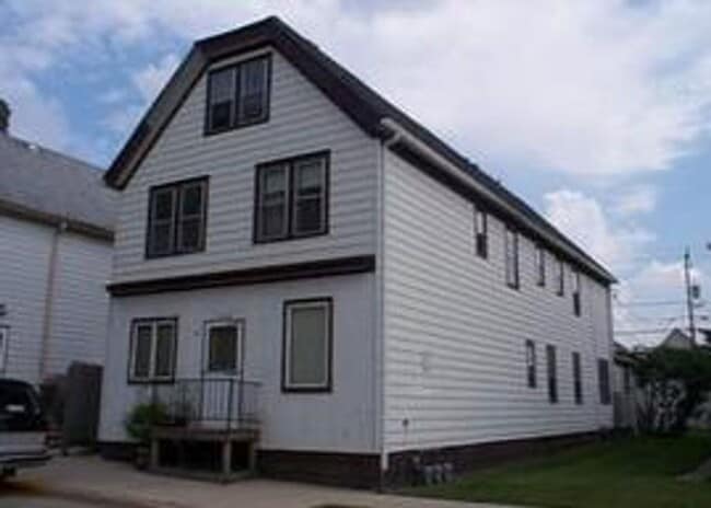 Building Photo - HUGE 4 Bedroom Apartment