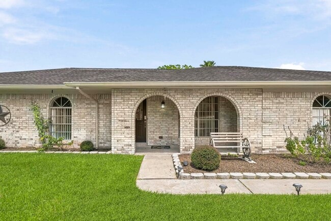 Photo - 302 Country Rd