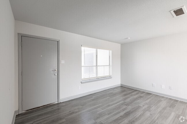 1BR, 1BA - 829 SF