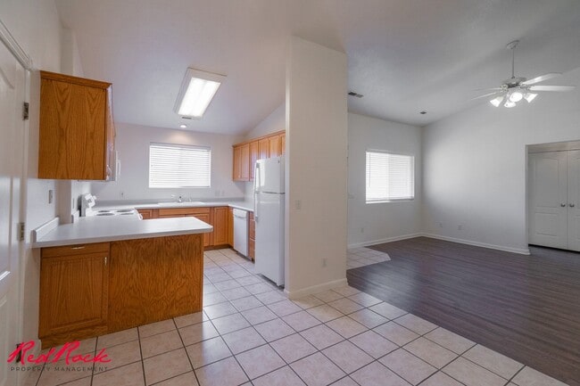 Building Photo - Spacious 3 Bedroom Home in Ivins! MOVE IN ...