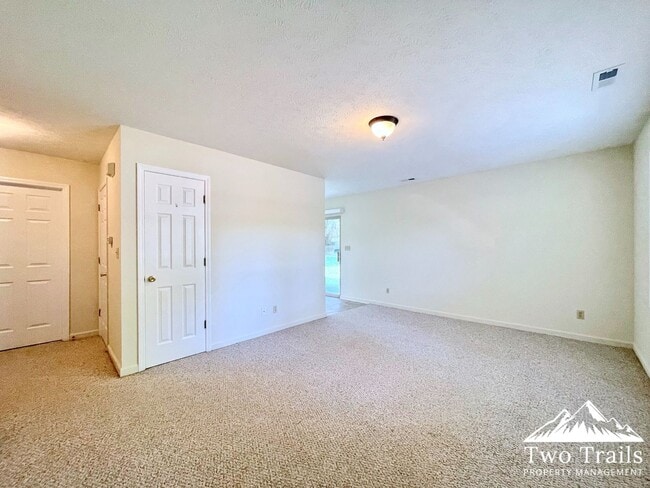 Photo - 707 Farmington Cir