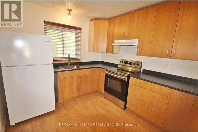 Photo - 457 Moodie Dr