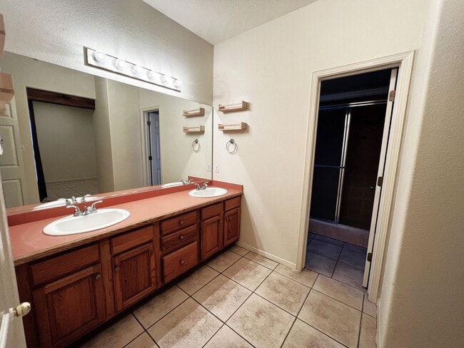 Photo - Beautiful 3 Bed 2 Bathroom home with Large Backyard