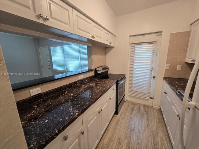 Photo - 835 Lenox Ave. Unidad 208