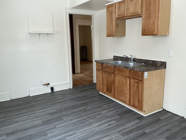 Building Photo - 3312 W Mt Vernon Ave Unit Lower