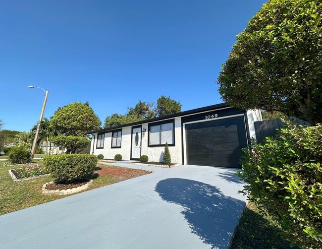 Photo - 1049 Grandview Cir