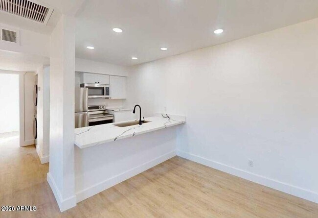 Photo - 2739 E Tamarisk Ave Unit Apt 2