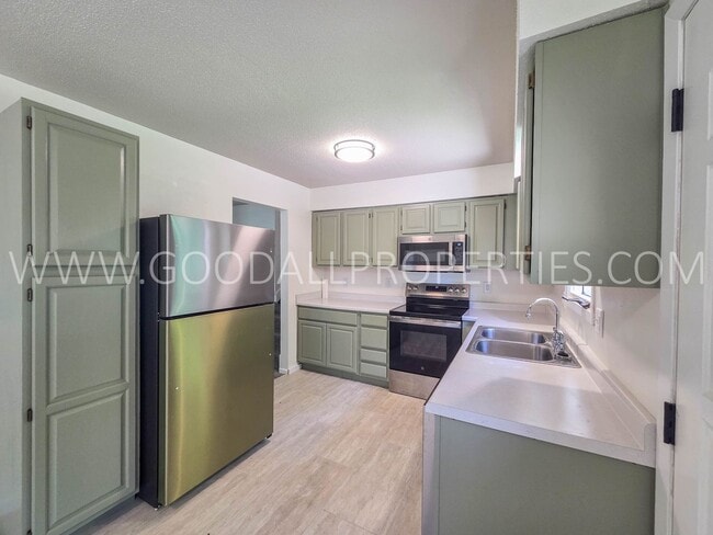 Photo - 4 Bedroom Split-Level Home for Rent in Urbandale – 2 Living Areas & Private Backyard!