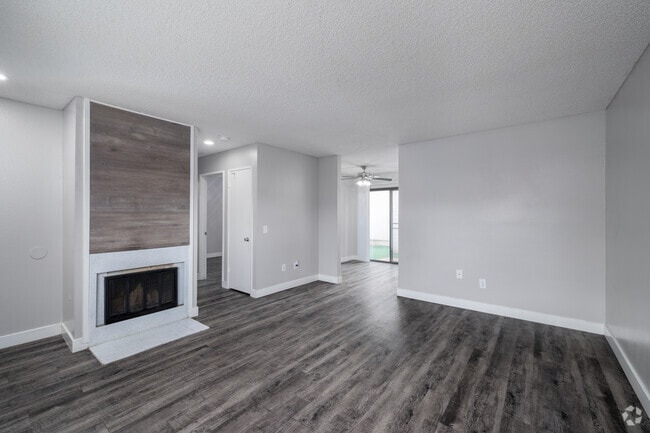 1BR, 1BA - 686SF - Living Room