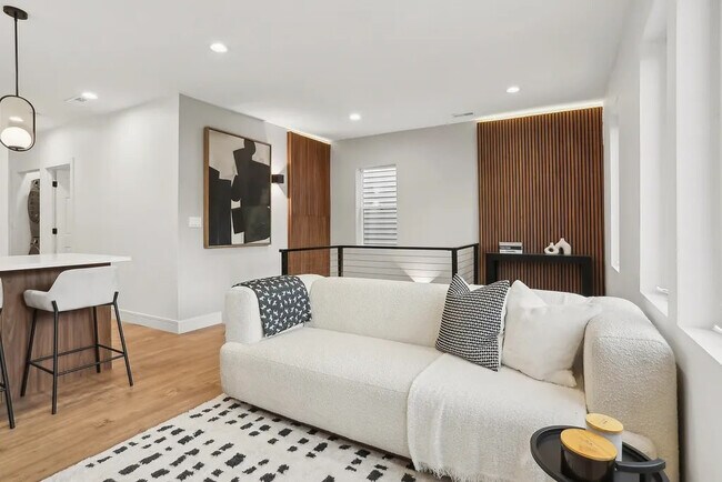 Photo - 723 N Willard Ct