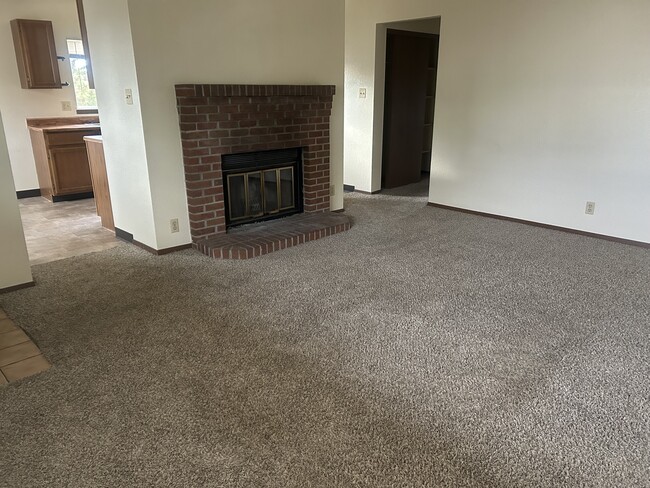 Building Photo - 4022 Garden Ct Unit 4024