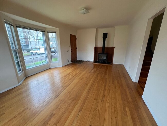 Building Photo - 2 Bedroom 2 bath downtown apartment availa... Unit 508 E 12th