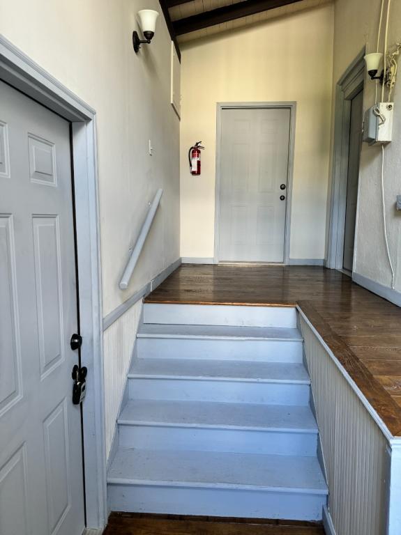 Photo - 195 College St