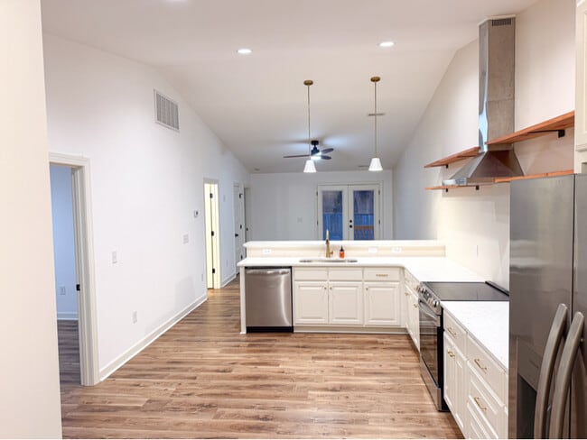 Building Photo - 134 N Clarendon Dr