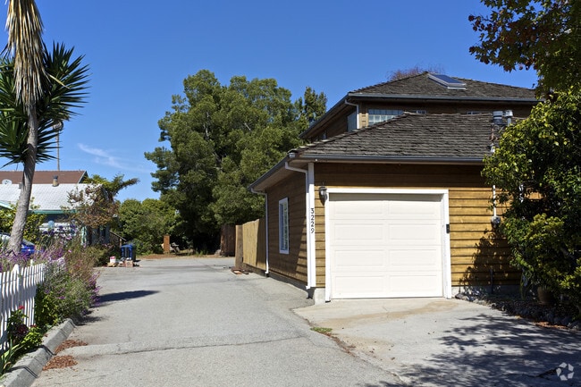Photo - 3225 Scriver St