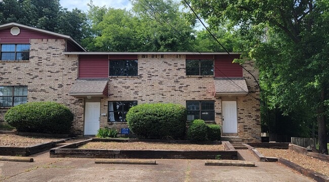 Photo - 2 Bed/ 1.5 Bath Townhouse - 6 Month Lease Available!