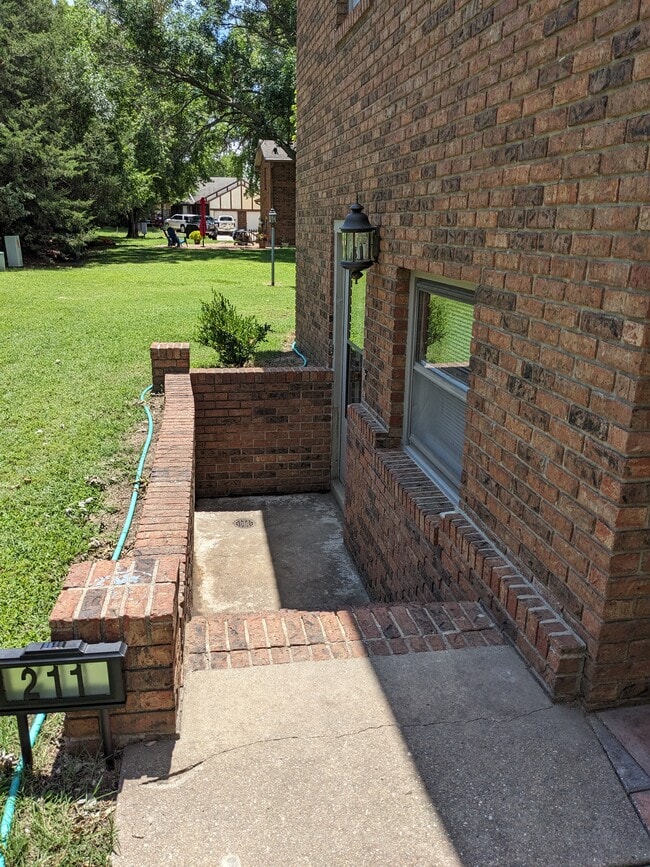 Building Photo - 211 W 13th St Unit 211