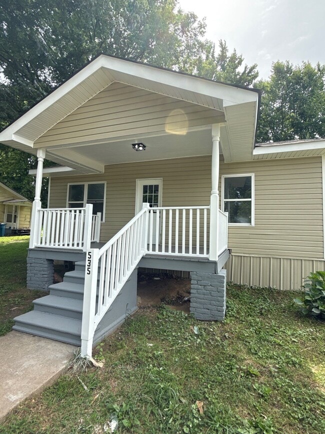 Photo - 535 N College St