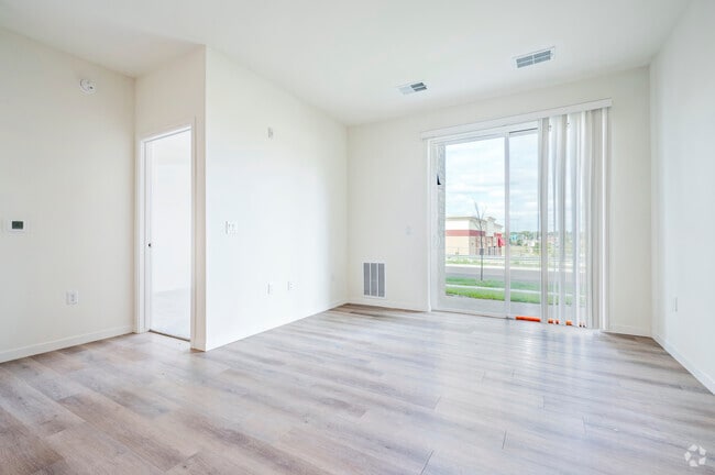 1BR, 1BA - 681SF - Living Room