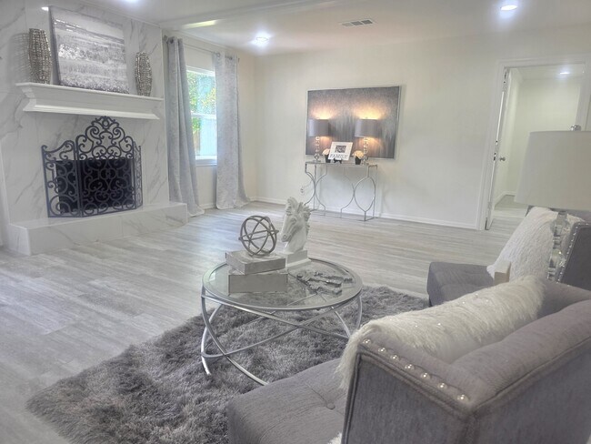 Photo - 1507 Village Green Ct