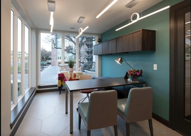 Photo - 1800 S I- 35 Service Rd