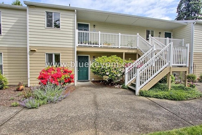 Building Photo - 1 Bed, 1 Bath Condo in Salmon Creek with Community Pool and Clubhouse