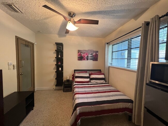 Photo - 900 NE 85th St