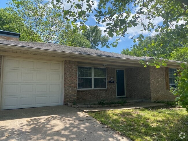 Building Photo - 3/2/2 in Quiet Sherman Neighborhood Near F... Rental