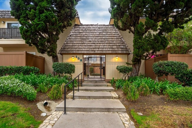 Bryn Mawr 3+2 condo with community pool! - Bryn Mawr 3+2 condo with community pool! Unit 39