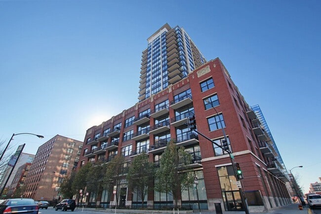 Building Photo - West Loop Beautiful 1b unit