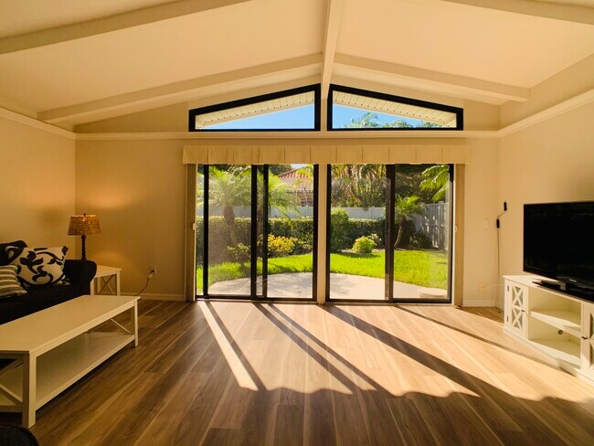 Livingroom - 500 Park Blvd S Unit 77