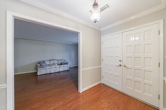 Photo - 585 W Crossville Rd