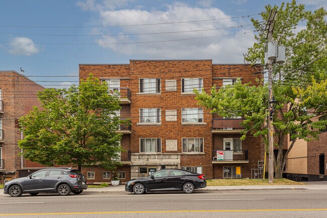Building Photo - 4825 Ste-Catherine
