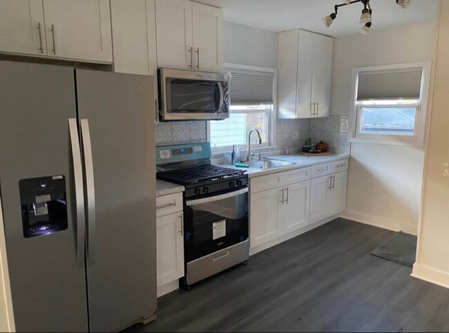 Photo - 318 157th St