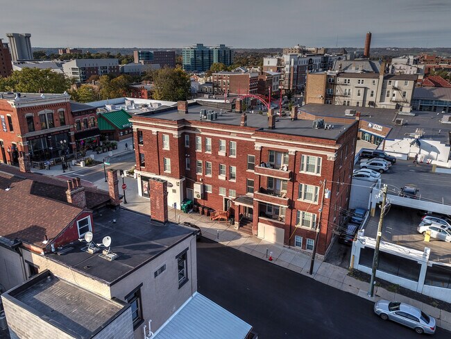 4 E Charlton St