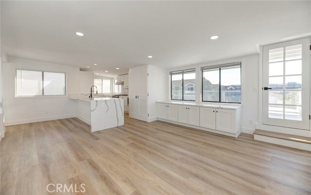 Building Photo - 1090 Loma Dr