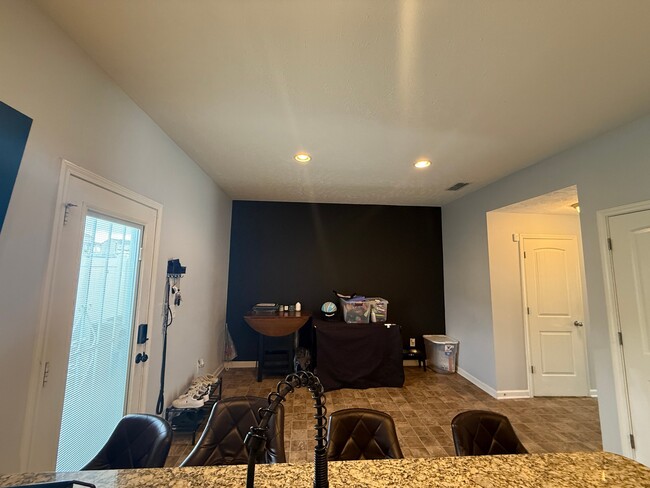 Photo - 1567 Sprucedale Dr