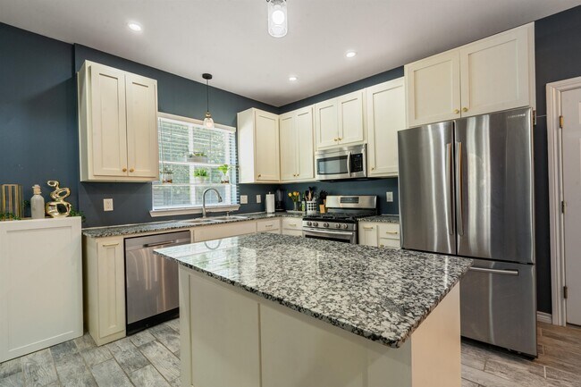 Photo - 200 Wallen St