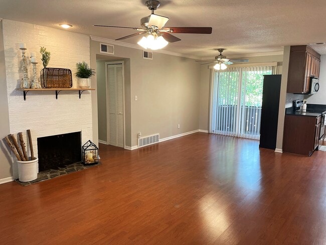 Living Room - 6216 Robinson St