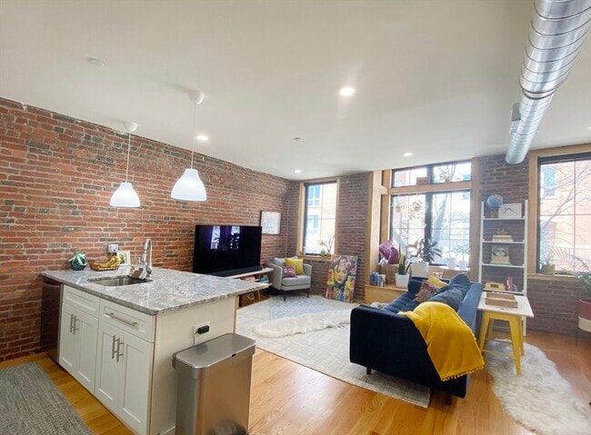 Building Photo - 139 Border St Unit 2B