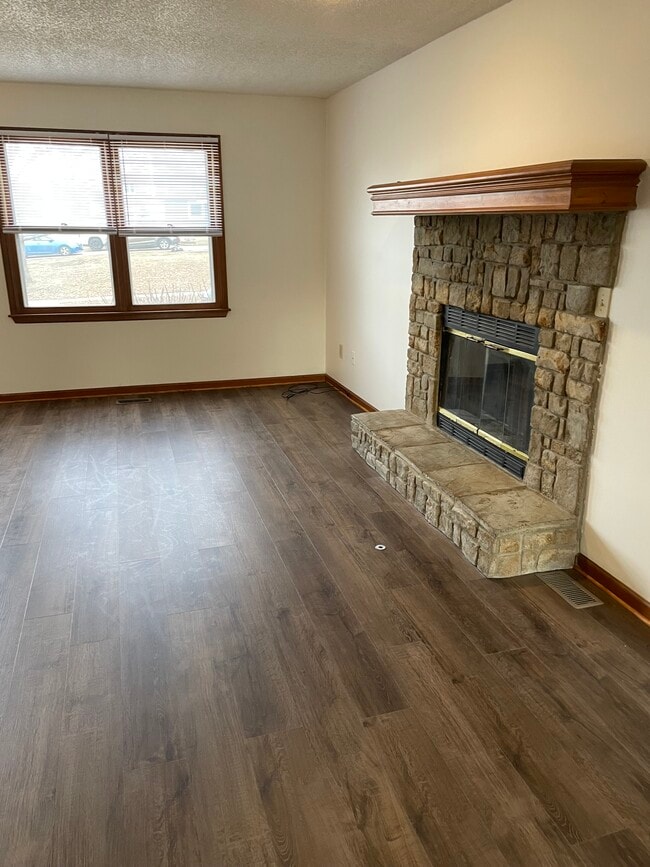 Living room - 13854 S Darnell St