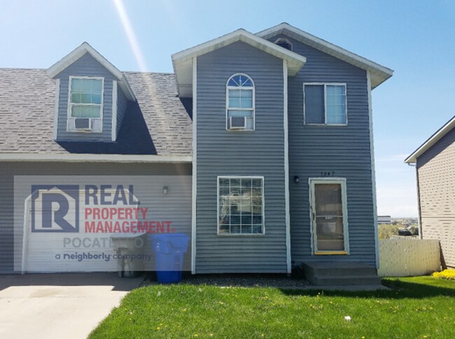 Photo - 3 bed 1.5 Bath Duplex - 1 Car Garage