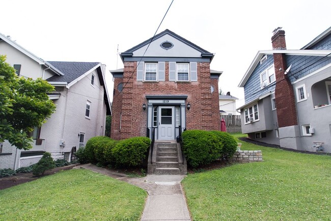 Front of building - 1219 Delta Ave Apartments Unit 2