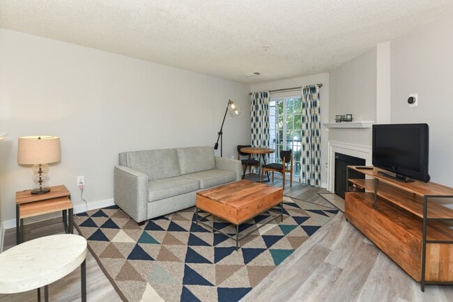 Madison 1 BR - Livingroom
