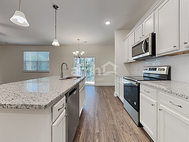 Photo - 610 W Lionel Rd