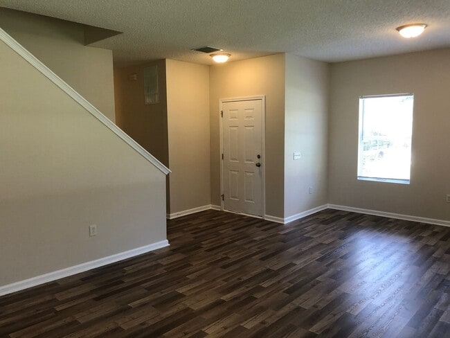Photo - Large 5 Bedroom, 3 Bathroom Single Family ...
